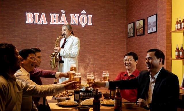 Chất Hà Nội trong từng giai điệu của nghệ sĩ Quyền Văn Minh là biểu tượng của Hà Nội.(Ảnh: Bia Hà Nội). Chất Hà Nội trong từng giai điệu của nghệ sĩ Quyền Văn Minh là biểu tượng của Hà Nội.(Ảnh: Bia Hà Nội).