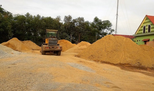 Bãi tập kết kinh doanh cát sỏi của Công ty TNHH Xây dựng công trình Thành Tâm Phát tại thôn Hòa Vang, xã Lộc Bổn do ông Nguyễn Hữu Thành Tâm làm Giám đốc. Ảnh: P.V.