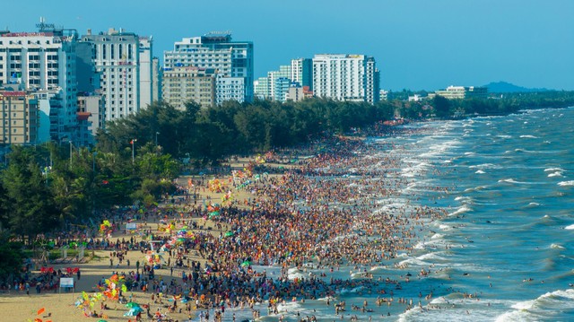 Đông nghịt du khách tắm biển Sầm Sơn hè 2023. Đông nghịt du khách tắm biển Sầm Sơn hè 2023.
