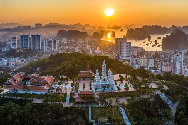 Toàn cảnh quần thể tâm linh Bảo Hải Linh Thông Tự trên đồi Ba Đèo, Hạ Long.