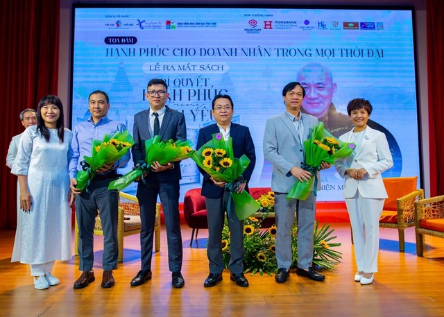 Đại diện Phát Đạt cùng các đơn vị đồng hành trong chương trình.