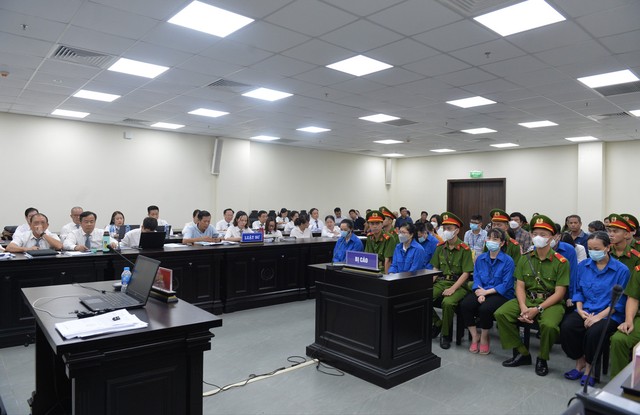 Bị cáo Cao Thị Minh Thuận cùng các đồng phạm trong vụ án. Bị cáo Cao Thị Minh Thuận cùng các đồng phạm trong vụ án.