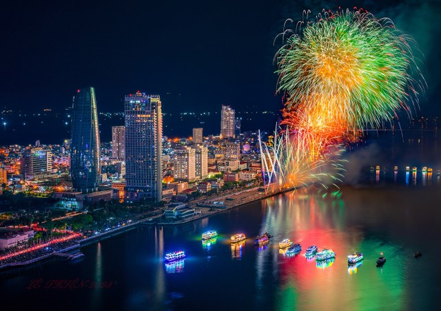 Tòa cao tầng ven sông Hàn sở hữu tầm nhìn ôm trọn mỹ cảnh Lễ hội pháo hoa quốc tế. Tòa cao tầng ven sông Hàn sở hữu tầm nhìn ôm trọn mỹ cảnh Lễ hội pháo hoa quốc tế.