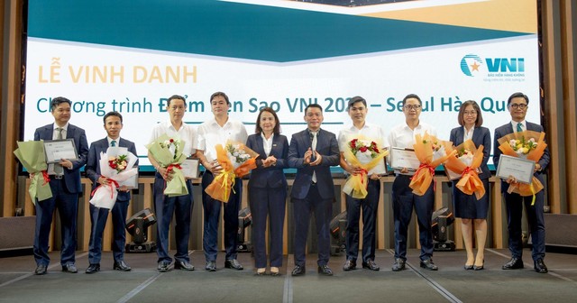 Chủ tịch và TGĐ VNI vinh danh các Ban, Công ty thành viên đã hoàn thành kế hoạch kinh doanh 6 tháng đầu năm 2023.