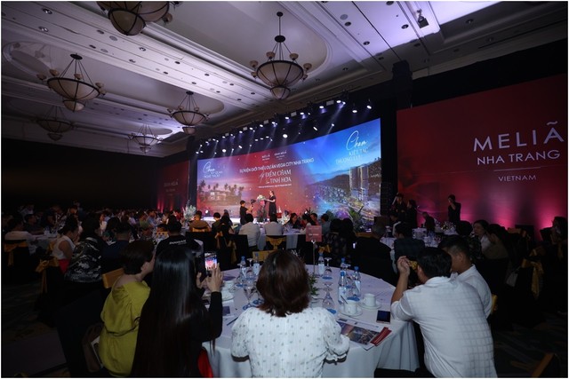 Hơn 300 khách mời là các nhà đầu tư, đại lý bất động sản hào hứng tham gia sự kiện. Hơn 300 khách mời là các nhà đầu tư, đại lý bất động sản hào hứng tham gia sự kiện.