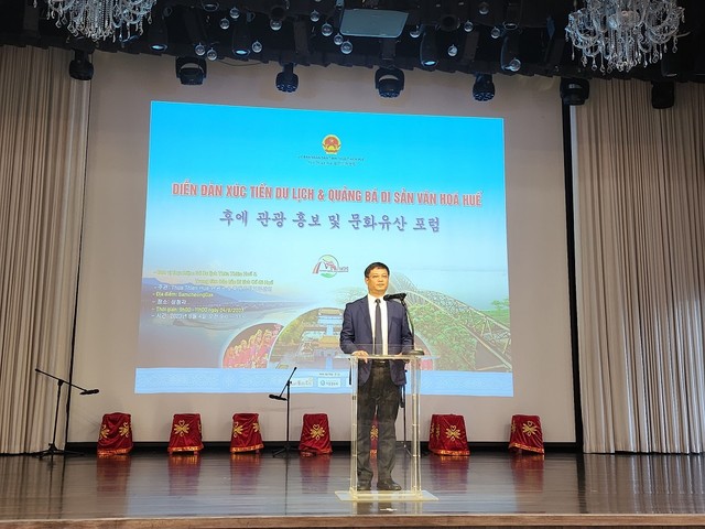 Phó chủ tịch UBND tỉnh Thừa Thiên Huế phát biểu trình bày tại diễn đàn.