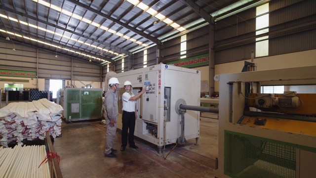 Nhựa Tiền Phong miền Trung được đầu tư dây chuyền mới từ Châu Âu, làm chủ công nghệ và sản xuất được hơn 20 chủng loại ống và phụ tùng khác nhau. Nhựa Tiền Phong miền Trung được đầu tư dây chuyền mới từ Châu Âu, làm chủ công nghệ và sản xuất được hơn 20 chủng loại ống và phụ tùng khác nhau.