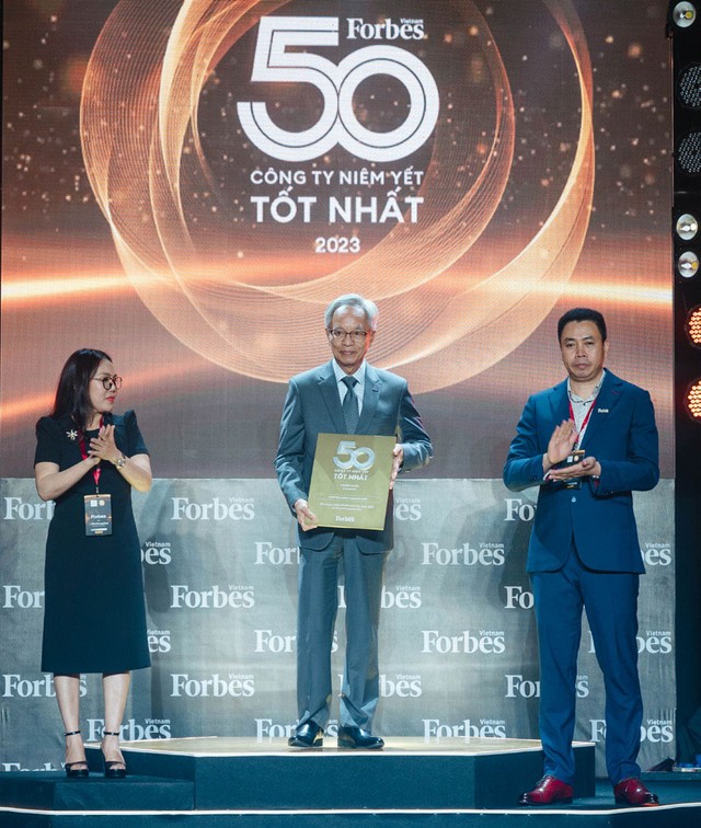 Lãnh đạo Imexpharm (đứng giữa) nhận chứng nhận Top 50 công ty niêm yết tốt nhất 2023. Lãnh đạo Imexpharm (đứng giữa) nhận chứng nhận Top 50 công ty niêm yết tốt nhất 2023.