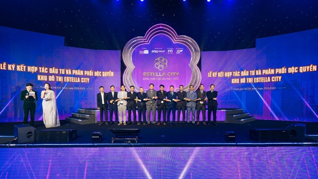 Ban lãnh đạo Hệ thống 5F chụp hình lưu niệm với đại diện chủ đầu tư Hồ Vũ SJC và các đối tác xây dựng, phát triển dự án.