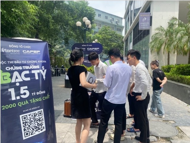 Các điểm offline tại trường Đại học Kinh tế Quốc dân, Tòa TNR, Tòa Golden Field… thu hút KH quan tâm. Các điểm offline tại trường Đại học Kinh tế Quốc dân, Tòa TNR, Tòa Golden Field… thu hút KH quan tâm.