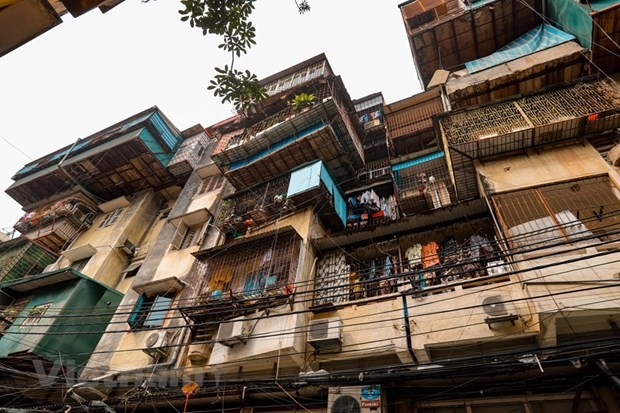 Một số hộ dân sống tại một khu tập thể cũ trên địa bàn quận Đống Đa. (Ảnh: Hoài Nam/Vietnam+) Một số hộ dân sống tại một khu tập thể cũ trên địa bàn quận Đống Đa. (Ảnh: Hoài Nam/Vietnam+)