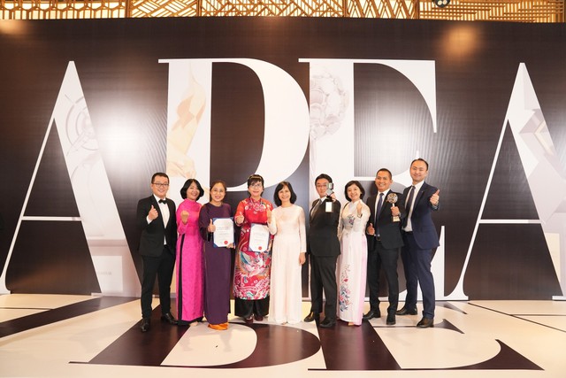 Các thành viên Ban Giám đốc Dai-ichi Life Việt Nam tại Lễ trao giải Asia Pacific Enterprise Awards 2023. Các thành viên Ban Giám đốc Dai-ichi Life Việt Nam tại Lễ trao giải Asia Pacific Enterprise Awards 2023.