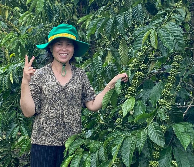 Chị Nguyễn Thị Tuyết Liên (thị trấn Lộc Thắng, huyện Bảo Lâm, tỉnh Lâm Đồng) vui mừng bên vườn cây đạt năng suất cao khi sử dụng sản phẩm NPK Phú Mỹ vi sinh.