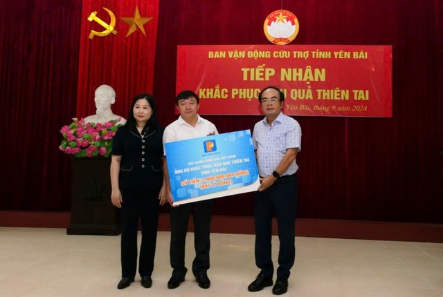 Phó tổng giám đốc Petrolimex Nguyễn Sỹ Cường trao 2 tỷ đồng ủng hộ tại tỉnh Yên Bái. Phó tổng giám đốc Petrolimex Nguyễn Sỹ Cường trao 2 tỷ đồng ủng hộ tại tỉnh Yên Bái.