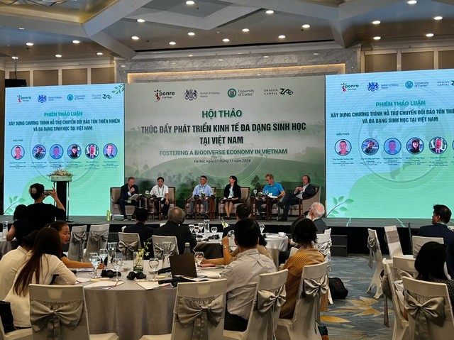 Các diễn giả tại phiên thảo luận. Các diễn giả tại phiên thảo luận.