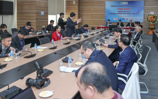 Toàn cảnh tọa đàm "Thương mại hóa 5G, ứng dụng vào ngành công nghiệp thông minh". Toàn cảnh tọa đàm "Thương mại hóa 5G, ứng dụng vào ngành công nghiệp thông minh".