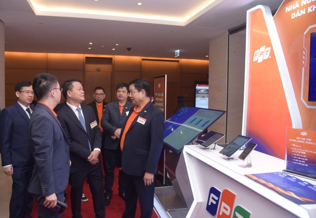 Ông Trương Gia Bình - Chủ tịch HĐQT Tập đoàn FPT, ông Nguyễn Văn Khoa - Tổng giám đốc Tập đoàn FPT giới thiệu gian hàng của Tập đoàn FPT. Ông Trương Gia Bình - Chủ tịch HĐQT Tập đoàn FPT, ông Nguyễn Văn Khoa - Tổng giám đốc Tập đoàn FPT giới thiệu gian hàng của Tập đoàn FPT.