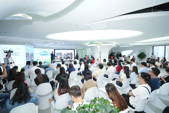 Ông Matthew Crow, Giám đốc Phát triển Khu vực của Tether, chia sẻ những ưu thế về tốc độ, chi phí, bảo mật và minh bạch của stablecoin trong thanh toán xuyên biên giới. Ông Matthew Crow, Giám đốc Phát triển Khu vực của Tether, chia sẻ những ưu thế về tốc độ, chi phí, bảo mật và minh bạch của stablecoin trong thanh toán xuyên biên giới.