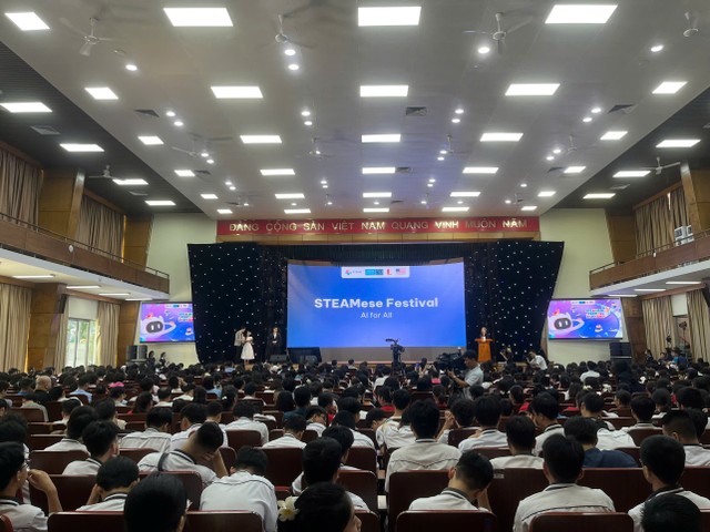 PGS. TS Nguyễn Phong Điền - Phó Giám đốc Đại học Bách khoa Hà Nội chia sẻ: “Sự kiện STEAMese Festival năm 2025 là lời khẳng định về trách nhiệm của Đại học Bách khoa Hà Nội đối với cộng đồng và xã hội trong việc lan tỏa tri thức và tạo nên một nền tảng vững chắc cho thầy cô giáo và các em học sinh về lĩnh vực STEAM, đặc biệt là về khoa học kỹ thuật then chốt trong kỷ nguyên chuyển đổi số của Quốc gia”. PGS. TS Nguyễn Phong Điền - Phó Giám đốc Đại học Bách khoa Hà Nội chia sẻ: “Sự kiện STEAMese Festival năm 2025 là lời khẳng định về trách nhiệm của Đại học Bách khoa Hà Nội đối với cộng đồng và xã hội trong việc lan tỏa tri thức và tạo nên một nền tảng vững chắc cho thầy cô giáo và các em học sinh về lĩnh vực STEAM, đặc biệt là về khoa học kỹ thuật then chốt trong kỷ nguyên chuyển đổi số của Quốc gia”.
