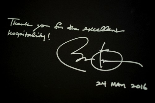 Chữ ký của tổng thống Obama lưu lại trong cuốn sổ kỷ niệm đặt tại phòng nguyên thủ. Ảnh: Hương Chi. khach-san-tiet-lo-viec-an-nghi-cua-tong-thong-obama-o-ha-noi-1