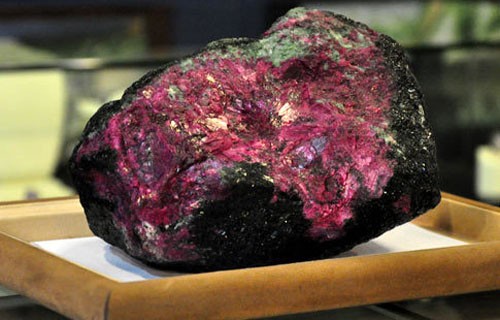 Viên đá Ruby được đem đấu giá từ thiện nhưng cuối cùng người mua từ chối trả tiền. Ảnh: Thiên Chương nhung-cuoc-dau-gia-tu-thien-tien-ty-bat-thanh