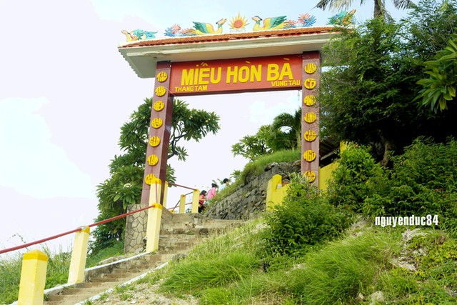 Ba con đường cho khách đi bộ giữa biển ở Việt Nam ảnh 13 Con đường bí ẩn dưới nước dẫn tới miếu Hòn Bà