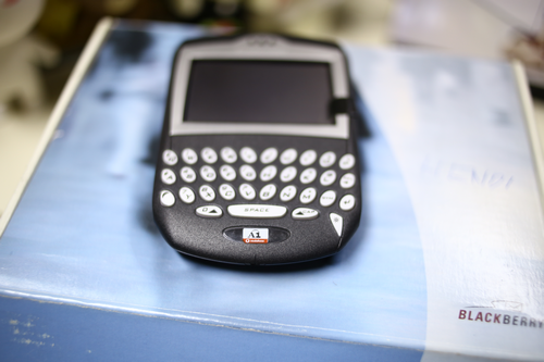 Bộ sưu tập hàng trăm mẫu BlackBerry của dân chơi Sài Gòn ảnh 4 bo-suu-tap-blackberry-la-ma-quen-cua-dan-choi-sai-gon-3