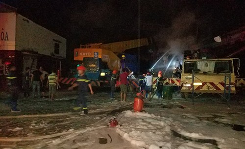 Ngọn lửa bùng lên từ xe cẩu trong cây xăng. Ảnh: Xuân Thắng