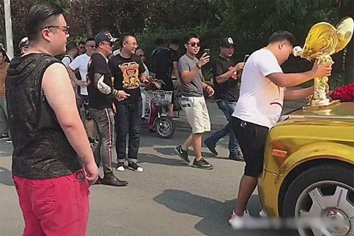 Xe siêu sang Rolls-Royce gắn logo cao nửa mét ảnh 1