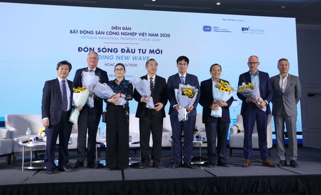 Ông Đỗ Nhất Hoàng, Cục trưởng Cục Đầu tư nước ngoài, Bộ Kế hoạch và Đầu tư (ngoài cùng bên trái) và ông C.K Tong, Tổng giám đốc Công ty BW Industrial (ngoài cùng bên phải) - đại diện Ban tổ chức Diễn đàn tặng hoa cho các diễn giả tham gia phiên thảo luận thứ hai - Ảnh: Lê Toàn. Ông Đỗ Nhất Hoàng, Cục trưởng Cục Đầu tư nước ngoài, Bộ Kế hoạch và Đầu tư (ngoài cùng bên trái) và ông C.K Tong, Tổng giám đốc Công ty BW Industrial (ngoài cùng bên phải) - đại diện Ban tổ chức Diễn đàn tặng hoa cho các diễn giả tham gia phiên thảo luận thứ hai - Ảnh: Lê Toàn.