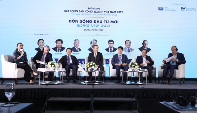 Các diễn giả tham gia phiên thảo luận thứ hai - Ảnh: Lê Toàn. Các diễn giả tham gia phiên thảo luận thứ hai - Ảnh: Lê Toàn.