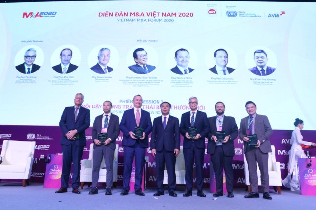 Ông Lê Trọng Minh, Tổng Biên tập Báo Đầu tư, Trưởng Ban tổ chức Diễn đàn tặng kỷ niệm chương cho các diễn giả tham gia phiên thảo luận thứ nhất. Ảnh: Lê Toàn. Ông Lê Trọng Minh, Tổng Biên tập Báo Đầu tư, Trưởng Ban tổ chức Diễn đàn tặng kỷ niệm chương cho các diễn giả tham gia phiên thảo luận thứ nhất. Ảnh: Lê Toàn.