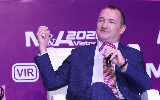 Ông Warrick Cleine, Chủ tịch kiêm Tổng giám đốc KPMG Việt Nam và Campuchia trao đổi tại Phiên 1. Ảnh: Lê Toàn. Ông Warrick Cleine, Chủ tịch kiêm Tổng giám đốc KPMG Việt Nam và Campuchia trao đổi tại Phiên 1. Ảnh: Lê Toàn.