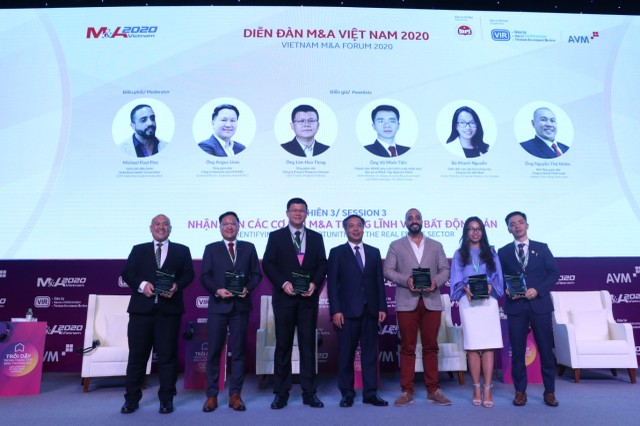 Ông Lê Trọng Minh, Tổng Biên tập Báo Đầu tư, Trưởng ban tổ chức Diễn đàn M&A 2020 tặng kỷ niệm chương cho các diễn giả tham gia phiên thảo luận thứ 3. Ảnh: Lê Toàn. Ông Lê Trọng Minh, Tổng Biên tập Báo Đầu tư, Trưởng ban tổ chức Diễn đàn M&A 2020 tặng kỷ niệm chương cho các diễn giả tham gia phiên thảo luận thứ 3. Ảnh: Lê Toàn.