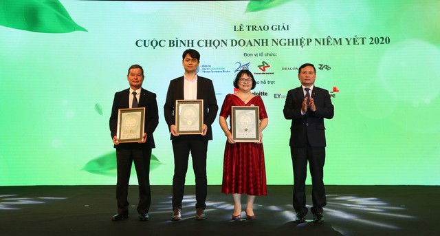Đại diện các Doanh nghiệp có báo cáo thường niên tốt nhất, nhóm vốn hóa nhỏ nhận giải Đại diện các Doanh nghiệp có báo cáo thường niên tốt nhất, nhóm vốn hóa nhỏ nhận giải