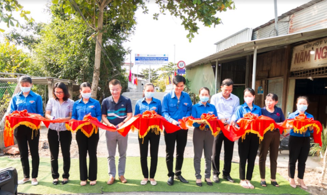 Đại diện công ty Khang Điền và chính quyền địa phương cắt băng khánh thành, bàn giao cầu Rạch Nàng Chưng tại xã Mỹ Hạnh Trung.