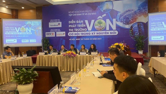 Các diễn giả trao đổi tại diễn đàn.