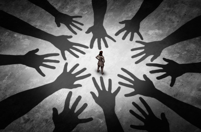 Hãy là khách hàng thông thái, không bị cuốn vào vóng xoáy cạnh tranh không lành mạnh và hãy hiểu rõ những rủi ro khi hủy ngang một hợp đồng bảo hiểm để mua một hợp đồng mới.