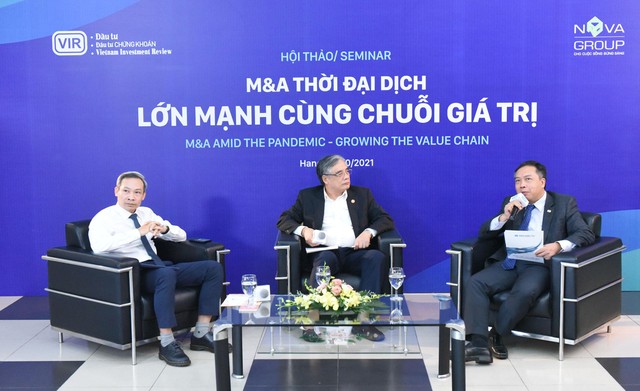 Ông Lê Trọng Minh, Tổng Biên tập Báo Đầu tư đặt câu hỏi cho các diễn giả. Ảnh: Dũng Minh Ông Lê Trọng Minh, Tổng Biên tập Báo Đầu tư đặt câu hỏi cho các diễn giả. Ảnh: Dũng Minh