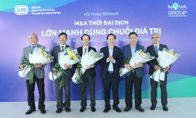 Ông Nguyễn Văn Hồng (thứ 3 từ phải sang), Phó tổng biên tập Báo Đầu tư tặng hoa các diễn giả tham gia Hội thảo tại đầu cầu TP.HCM. Ảnh: Lê Toàn Ông Nguyễn Văn Hồng (thứ 3 từ phải sang), Phó tổng biên tập Báo Đầu tư tặng hoa các diễn giả tham gia Hội thảo tại đầu cầu TP.HCM. Ảnh: Lê Toàn