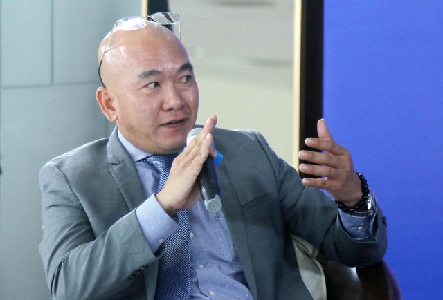 Ông Sử Ngọc Khương, điều phối phiên thảo luận thứ 2 đặt câu hỏi cho các diễn giả. Ảnh: Lê Toàn Ông Sử Ngọc Khương, điều phối phiên thảo luận thứ 2 đặt câu hỏi cho các diễn giả. Ảnh: Lê Toàn