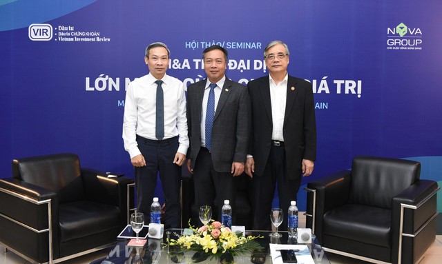 Ông Lê Trọng Minh (giữa), Tổng Biên tập Báo Đầu tư chụp ảnh cùng các diễn giả tham gia Hội thảo tại đầu cầu Hà Nội. Ảnh: Dũng Minh Ông Lê Trọng Minh (giữa), Tổng Biên tập Báo Đầu tư chụp ảnh cùng các diễn giả tham gia Hội thảo tại đầu cầu Hà Nội. Ảnh: Dũng Minh