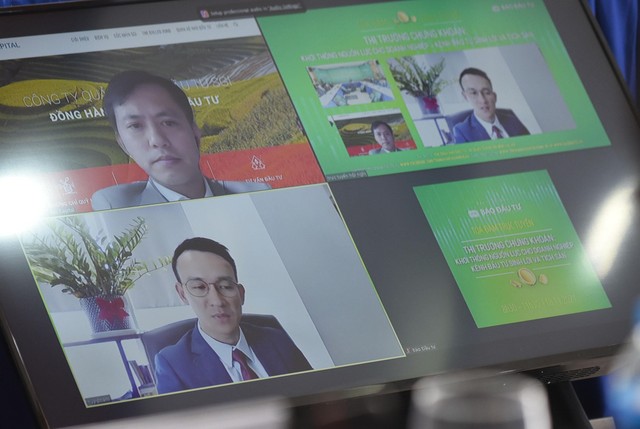 Ông Phạm Đình Huy, Giám đốc Đầu tư Tập đoàn Nam Long (ảnh trên bên phải và ảnh dưới) trao đổi tại Tọa đàm thông qua Zoom. Ông Phạm Đình Huy, Giám đốc Đầu tư Tập đoàn Nam Long (ảnh trên bên phải và ảnh dưới) trao đổi tại Tọa đàm thông qua Zoom.