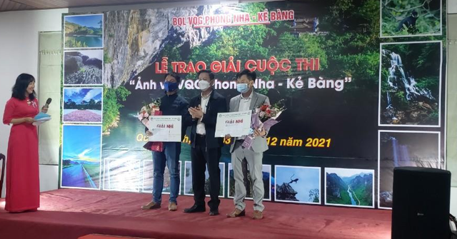 Ông Phạm Hồng Thái, Giám đốc Ban quản lý Vườn quốc gia Phong Nha- Kẻ Bàng trao giải Nhì cho các tác giả