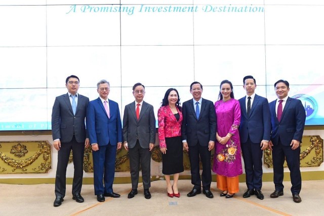 Lãnh đạo TP. Hồ Chí Minh chụp ảnh lưu niệm với các nhà đầu tư Vạn Thịnh Phát, ORIX Corporation và CK Asset Holdings Limited Group. Lãnh đạo TP. Hồ Chí Minh chụp ảnh lưu niệm với các nhà đầu tư Vạn Thịnh Phát, ORIX Corporation và CK Asset Holdings Limited Group.