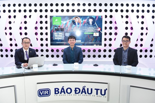 Các chuyên gia tham gia chương trình Talkshow Chọn danh mục chủ đề "Chế ngự nỗi sợ": Ông Đỗ Bảo Ngọc (giữa), Phó tổng giám đốc CTCK Kiến Thiết Việt Nam và ông Đặng Trần Phục (ngoài cùng bên phải), Chủ tịch Công ty AZFin Việt Nam. Các chuyên gia tham gia chương trình Talkshow Chọn danh mục chủ đề "Chế ngự nỗi sợ": Ông Đỗ Bảo Ngọc (giữa), Phó tổng giám đốc CTCK Kiến Thiết Việt Nam và ông Đặng Trần Phục (ngoài cùng bên phải), Chủ tịch Công ty AZFin Việt Nam.