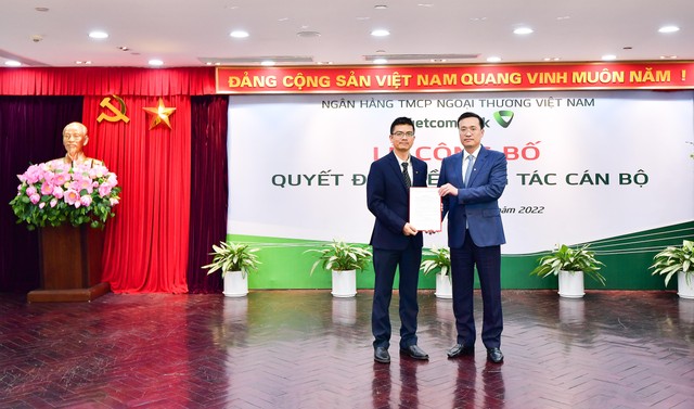 Ông Phạm Quang Dũng, Chủ tịch HĐQT Vietcombank (bên phải) trao quyết định bổ nhiệm cho ông Trần Thanh Nam, tân Giám đốc Khối vận hành và Giám đốc đổi mới sáng tạo Vietcombank