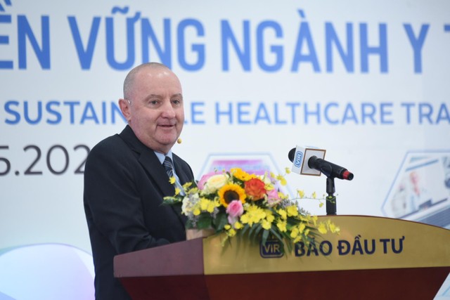 Ông Phillip Alexander Wray, Tổng giám đốc, DKSH Pharma Việt Nam trình bày tại Hội thảo. Ảnh: Dũng Minh Ông Phillip Alexander Wray, Tổng giám đốc, DKSH Pharma Việt Nam trình bày tại Hội thảo. Ảnh: Dũng Minh