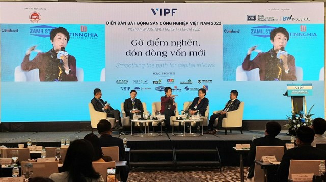 Cả bà Somhatai và các diễn giả khác của phiên đều có chung nhận định là không thể đi một mình trong việc xây dựng hệ sinh thái khu công nghiệp theo hướng bảo vệ môi trường. (Ảnh: Lê Toàn) Cả bà Somhatai và các diễn giả khác của phiên đều có chung nhận định là không thể đi một mình trong việc xây dựng hệ sinh thái khu công nghiệp theo hướng bảo vệ môi trường. (Ảnh: Lê Toàn)