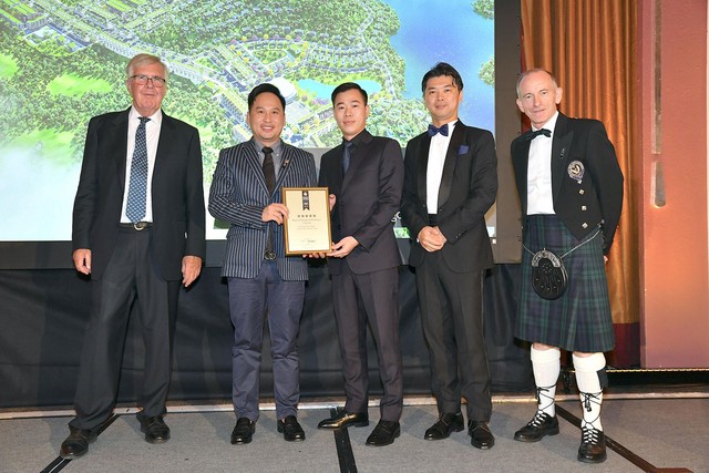 Đại diện Flamingo trong Lễ trao giải IPA 2022 tổ chức tại London, Anh.